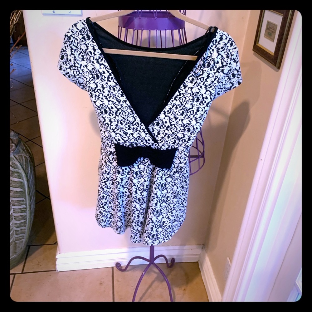 **BOGO 50% off** Adorable back pendulum top